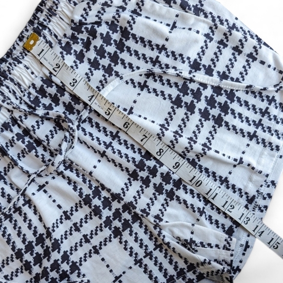 Black and White Elastic Waist Women's Shorts - Picture 5 of 5